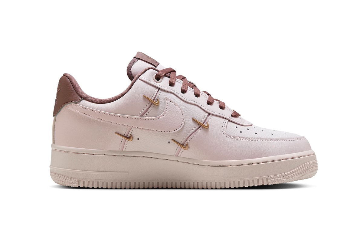 ナイキからゴールドのミニスウッシュを飾ったエアフォース1の新色が登場 Official Look at the Nike Air Force 1 Low LX "Pink Oxford" HF0735-001  Pink Oxford/Smokey Mauve classic sneaker shoe spring 2024
