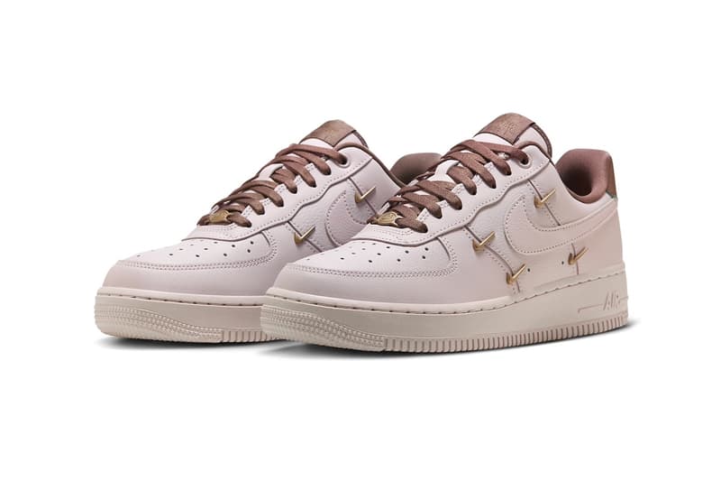 ナイキからゴールドのミニスウッシュを飾ったエアフォース1の新色が登場 Official Look at the Nike Air Force 1 Low LX "Pink Oxford" HF0735-001  Pink Oxford/Smokey Mauve classic sneaker shoe spring 2024