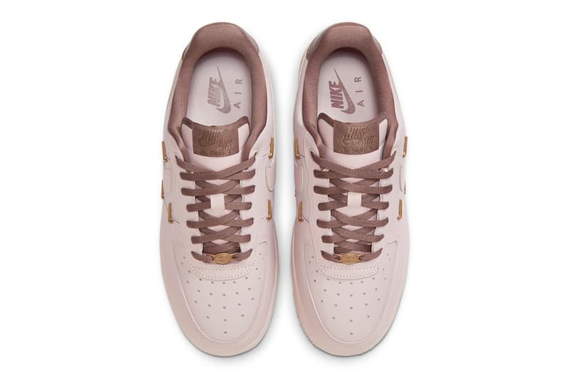 ナイキからゴールドのミニスウッシュを飾ったエアフォース1の新色が登場 Official Look at the Nike Air Force 1 Low LX "Pink Oxford" HF0735-001  Pink Oxford/Smokey Mauve classic sneaker shoe spring 2024