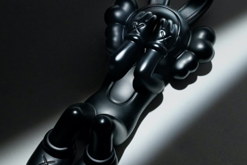 KAWS と AllRightsReserved がブロンズ製の ACCOMPLICE を発売