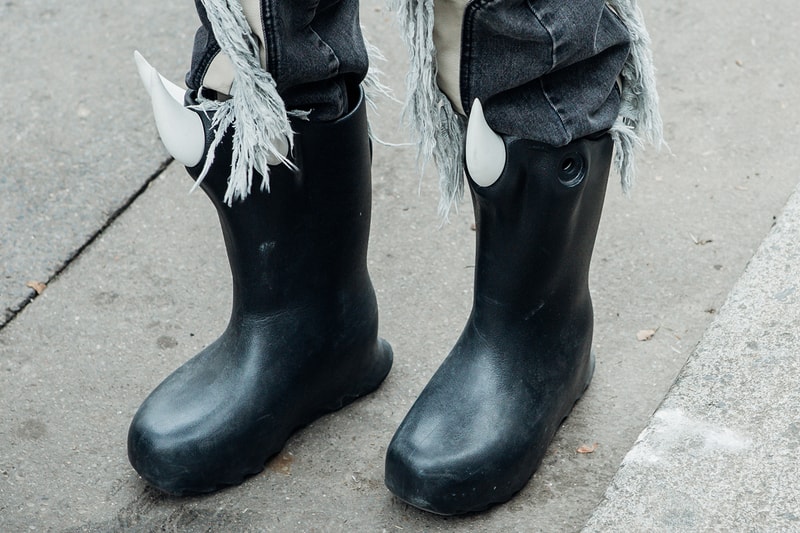 2024年秋冬パリ・ファッションウィーク・メンズにおけるフットウェアのトレンドをチェック Best Footwear Trends at Paris Fashion Week Men's FW24 loewe nike palace uggs palace skateboards tasman collaboration new balance 9060 balenciaga off-white 