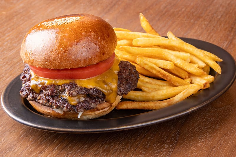 LAの人気バーガーショップ Burger She Wrote と恵比寿 BLACOWS がタッグを組んだスマッシュバーガーに迫る