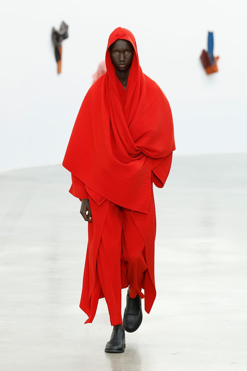 イッセイミヤケ ISSEY MIYAKE 2024年秋冬 ポリエステル系 2つボタン 