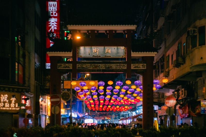 香港の歴史とモダンが融合した魅惑の西九龍を散策 EXPLORE WEST KOWLOON, A CAPTIVATING BLEND OF HISTORIC AND MODERN ASPECTS OF HONG KONG. ENJOY A DIFFERENT PACE OF THE CITY THAT IS RICH IN CULTURE.