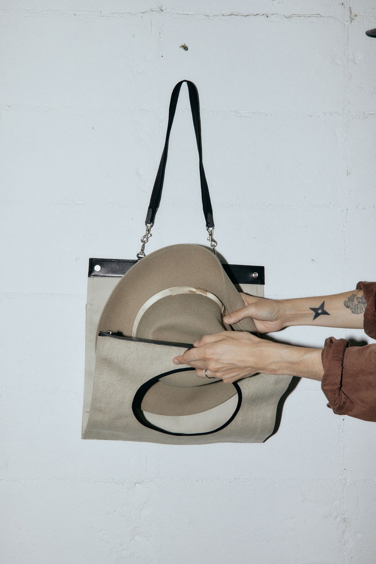 キジマ タカユキから アーツ&サイエンス 制作による“ハットが携帯できる”トートバッグが発売 KIJIMA TAKAYUK x ARTS & SCIENCE Hat lover's bag release info