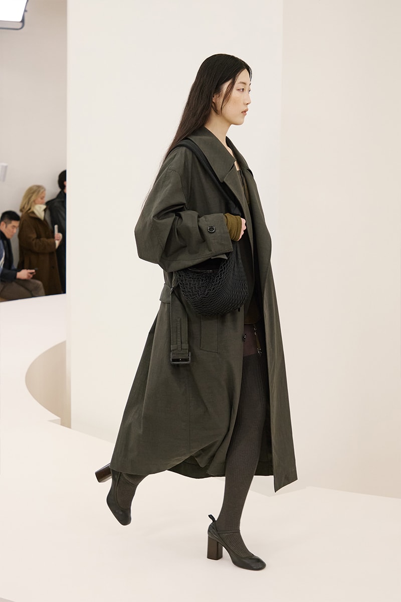 ルメール 2024年秋冬コレクション Lemaire Fall Winter 2024 Paris Fashion Week menswear Christophe Lemaire runway show LEMAIRE FW24 Is All About Ethereal Elegance sarah-linh tran 