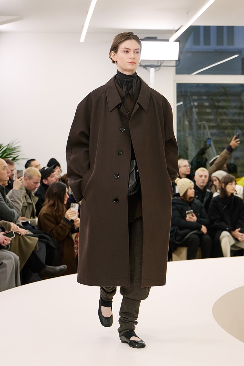 ルメール 2024年秋冬コレクション Lemaire Fall Winter 2024 Paris Fashion Week menswear Christophe Lemaire runway show LEMAIRE FW24 Is All About Ethereal Elegance sarah-linh tran 