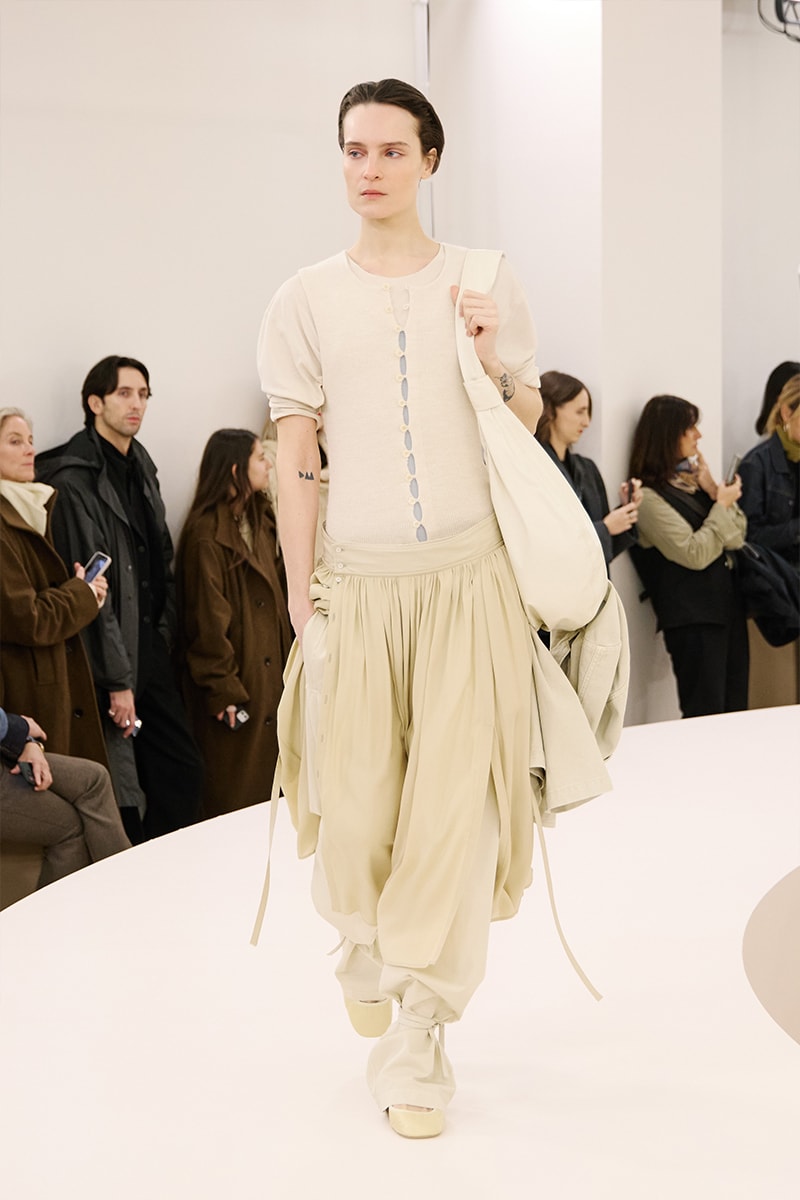 ルメール 2024年秋冬コレクション Lemaire Fall Winter 2024 Paris Fashion Week menswear Christophe Lemaire runway show LEMAIRE FW24 Is All About Ethereal Elegance sarah-linh tran 