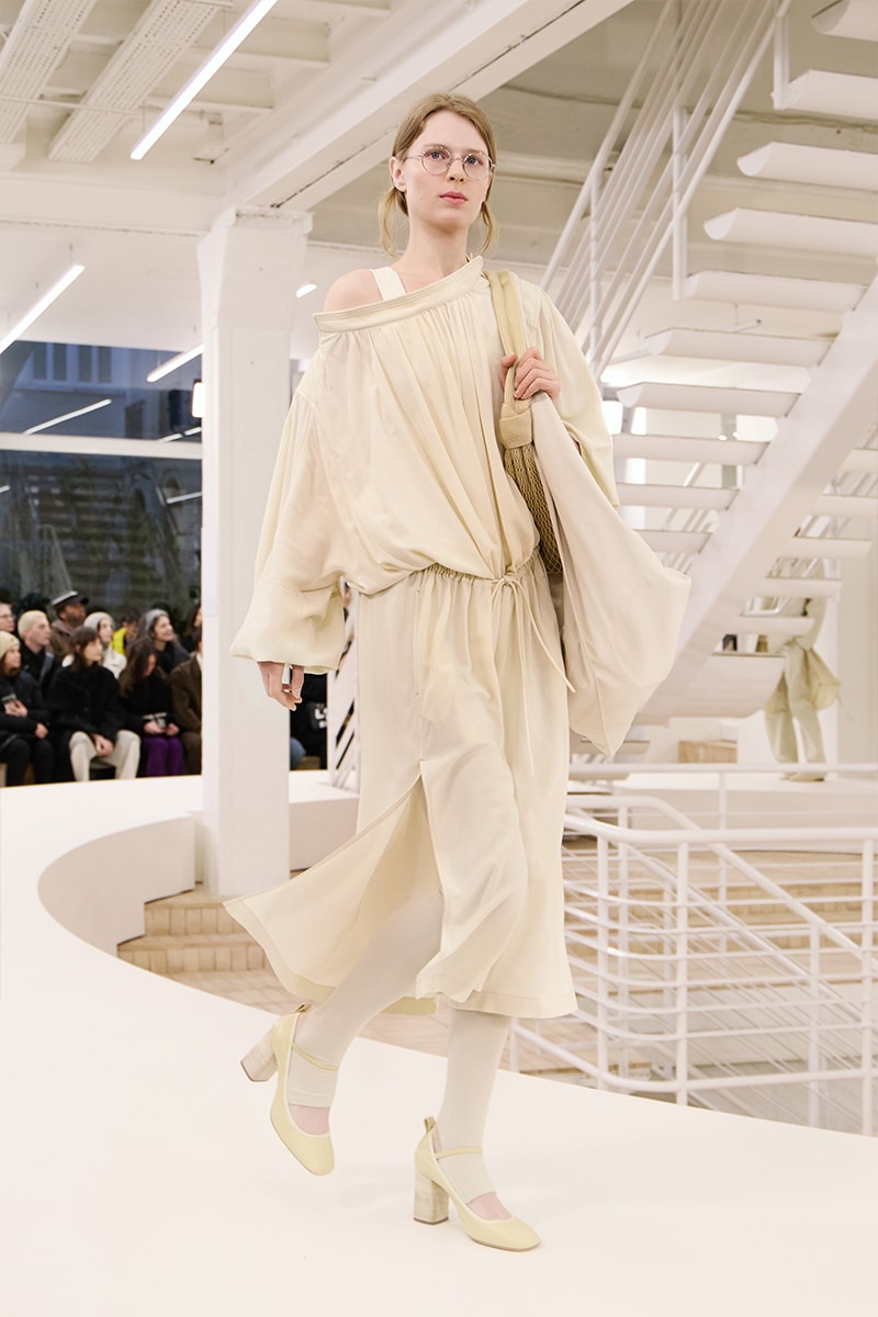 ルメール 2024年秋冬コレクション Lemaire Fall Winter 2024 Paris Fashion Week menswear Christophe Lemaire runway show LEMAIRE FW24 Is All About Ethereal Elegance sarah-linh tran 