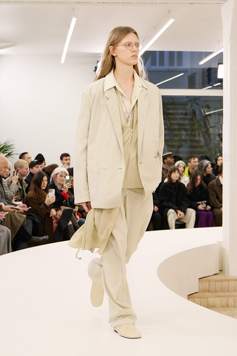ルメール 2024年秋冬コレクション Lemaire Fall Winter 2024 Paris Fashion Week menswear Christophe Lemaire runway show LEMAIRE FW24 Is All About Ethereal Elegance sarah-linh tran 