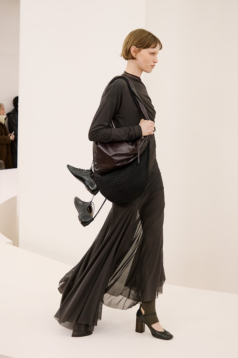 ルメール 2024年秋冬コレクション Lemaire Fall Winter 2024 Paris Fashion Week menswear Christophe Lemaire runway show LEMAIRE FW24 Is All About Ethereal Elegance sarah-linh tran 