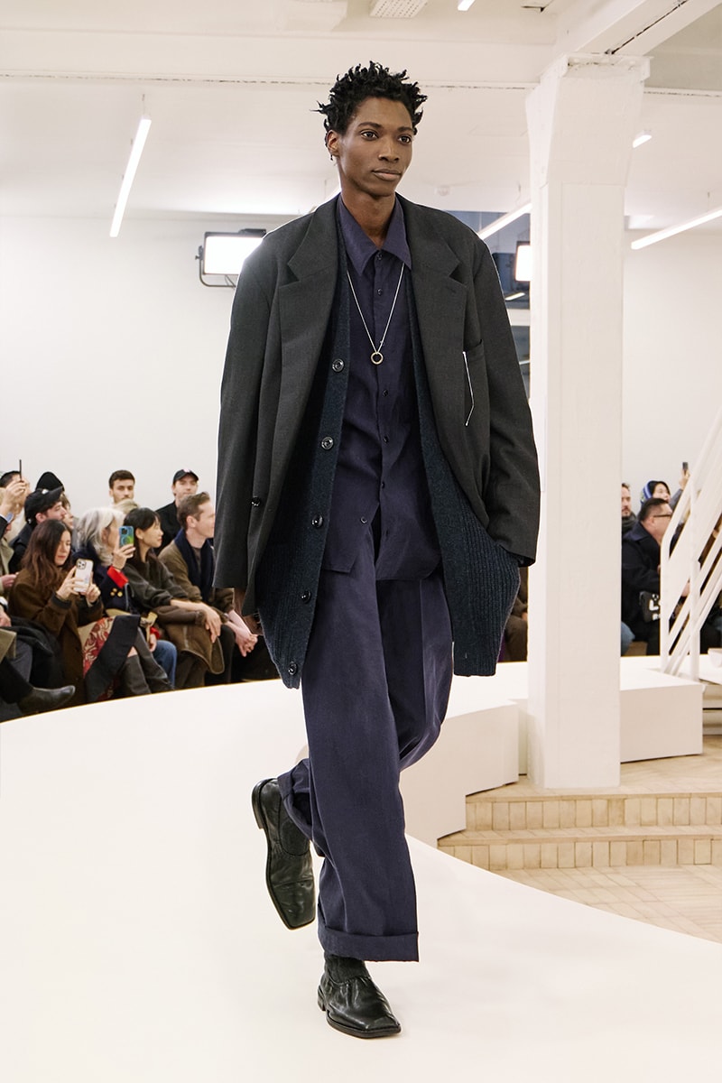 ルメール 2024年秋冬コレクション Lemaire Fall Winter 2024 Paris Fashion Week menswear Christophe Lemaire runway show LEMAIRE FW24 Is All About Ethereal Elegance sarah-linh tran 