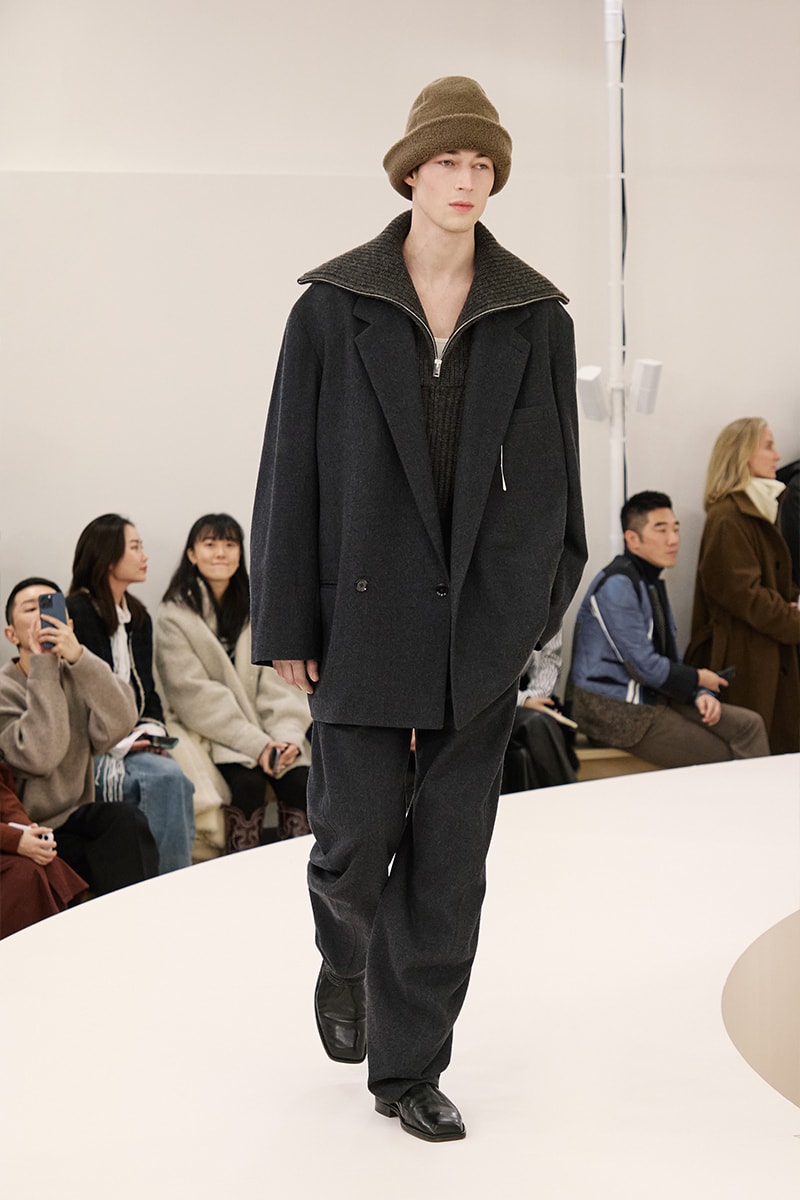 ルメール 2024年秋冬コレクション Lemaire Fall Winter 2024 Paris Fashion Week menswear Christophe Lemaire runway show LEMAIRE FW24 Is All About Ethereal Elegance sarah-linh tran 