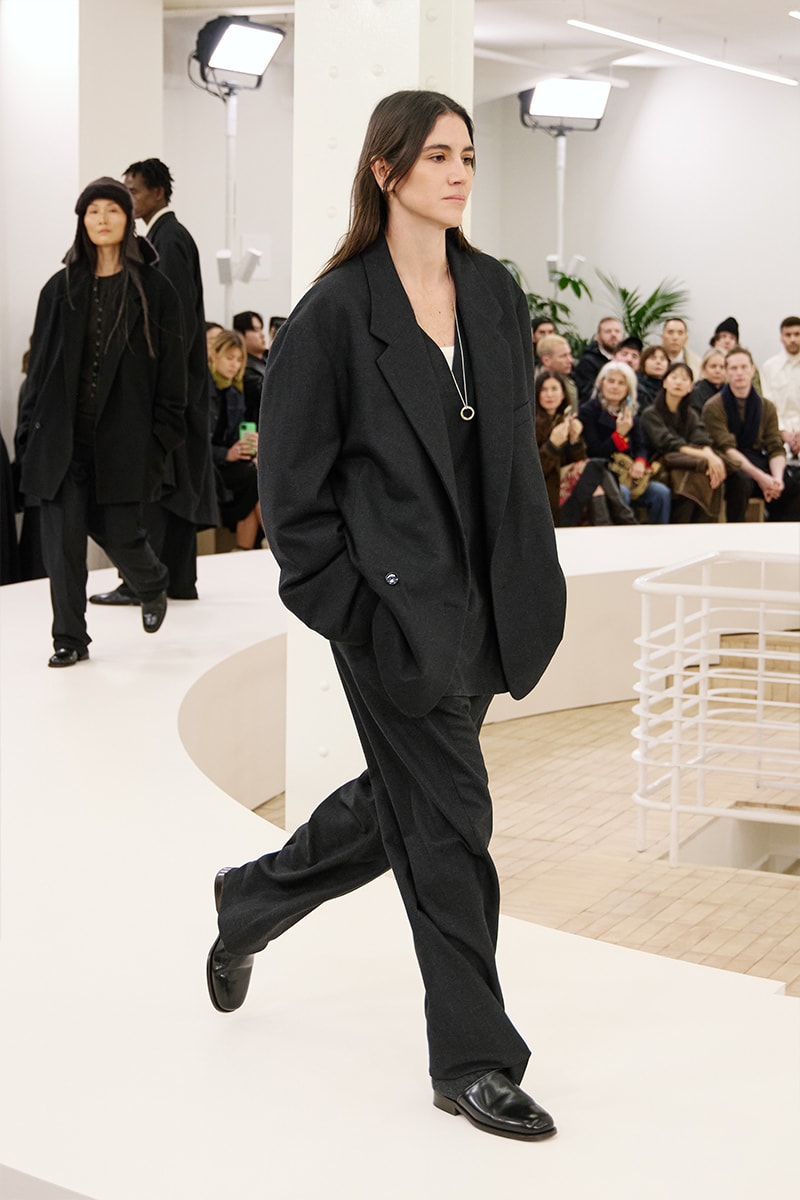 ルメール 2024年秋冬コレクション Lemaire Fall Winter 2024 Paris Fashion Week menswear Christophe Lemaire runway show LEMAIRE FW24 Is All About Ethereal Elegance sarah-linh tran 