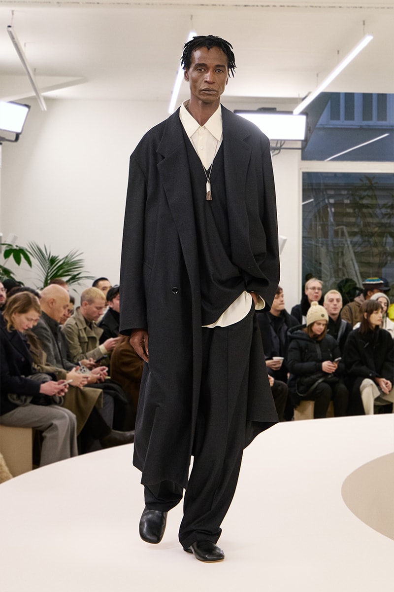 ルメール 2024年秋冬コレクション Lemaire Fall Winter 2024 Paris Fashion Week menswear Christophe Lemaire runway show LEMAIRE FW24 Is All About Ethereal Elegance sarah-linh tran 