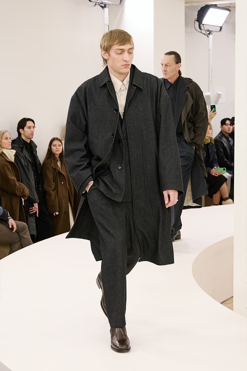 ルメール 2024年秋冬コレクション Lemaire Fall Winter 2024 Paris Fashion Week menswear Christophe Lemaire runway show LEMAIRE FW24 Is All About Ethereal Elegance sarah-linh tran