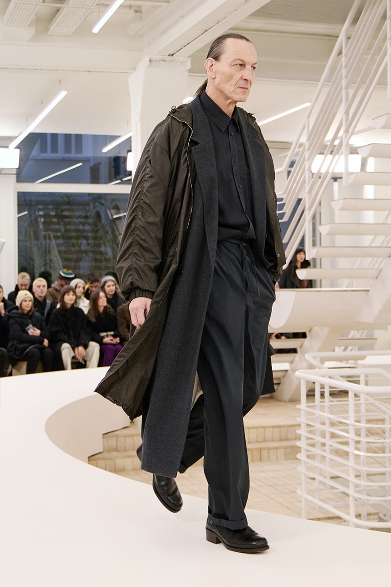 ルメール 2024年秋冬コレクション Lemaire Fall Winter 2024 Paris Fashion Week menswear Christophe Lemaire runway show LEMAIRE FW24 Is All About Ethereal Elegance sarah-linh tran 