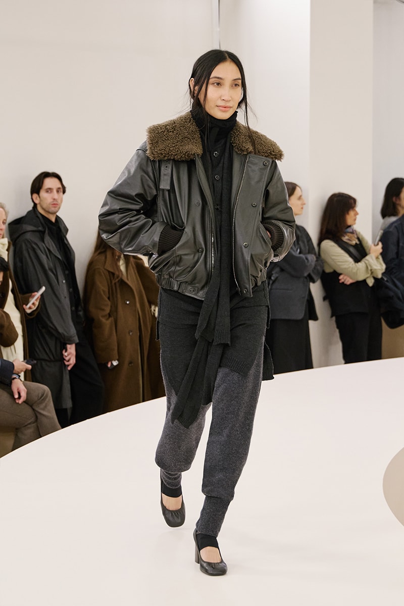 ルメール 2024年秋冬コレクション Lemaire Fall Winter 2024 Paris Fashion Week menswear Christophe Lemaire runway show LEMAIRE FW24 Is All About Ethereal Elegance sarah-linh tran 