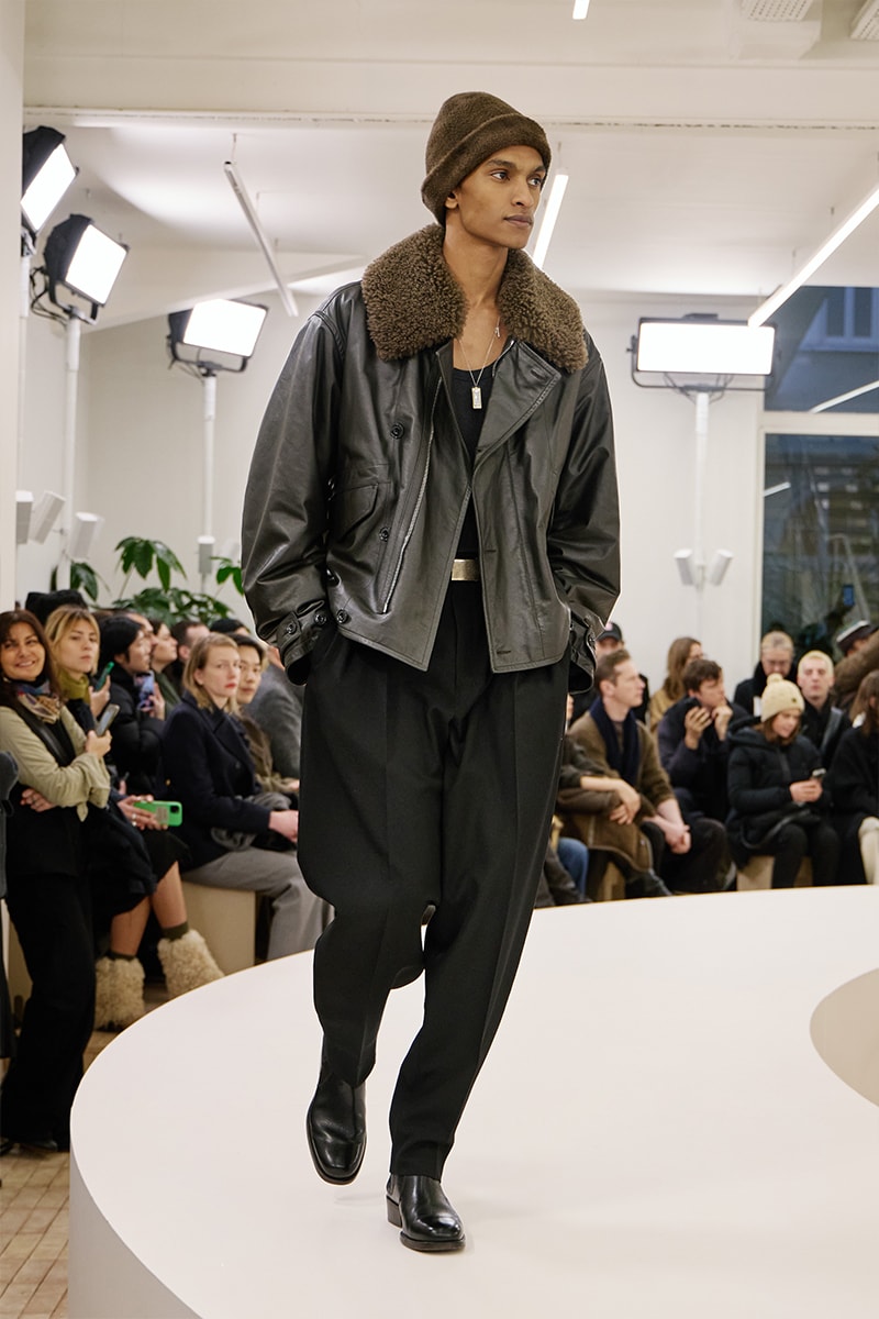 ルメール 2024年秋冬コレクション Lemaire Fall Winter 2024 Paris Fashion Week menswear Christophe Lemaire runway show LEMAIRE FW24 Is All About Ethereal Elegance sarah-linh tran 