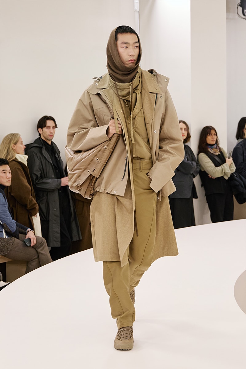 ルメール 2024年秋冬コレクション Lemaire Fall Winter 2024 Paris Fashion Week menswear Christophe Lemaire runway show LEMAIRE FW24 Is All About Ethereal Elegance sarah-linh tran 