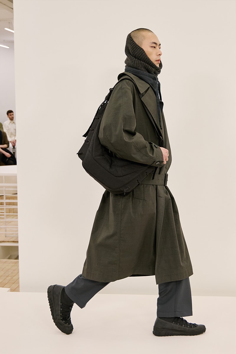 ルメール 2024年秋冬コレクション Lemaire Fall Winter 2024 Paris Fashion Week menswear Christophe Lemaire runway show LEMAIRE FW24 Is All About Ethereal Elegance sarah-linh tran 