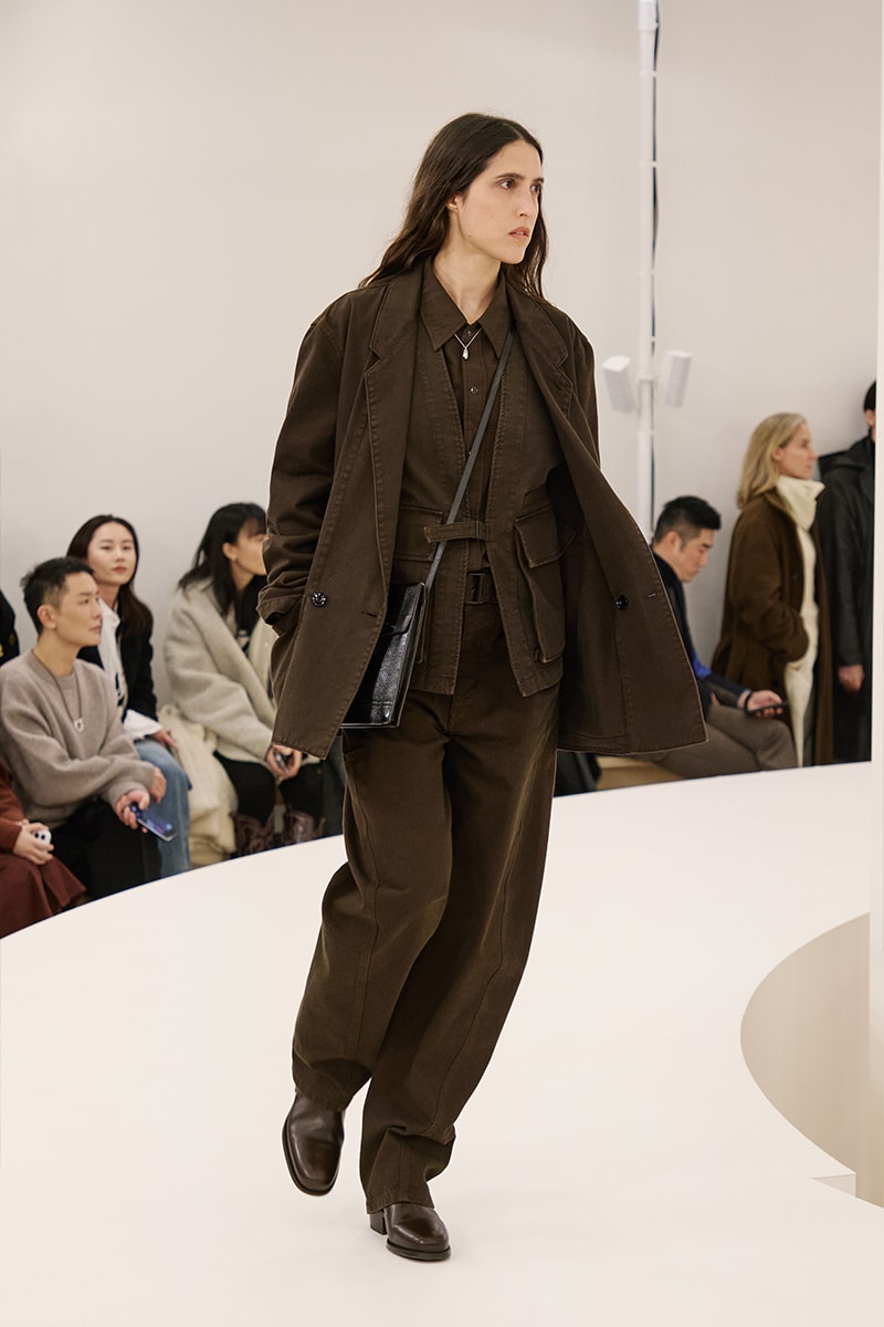 ルメール 2024年秋冬コレクション Lemaire Fall Winter 2024 Paris Fashion Week menswear Christophe Lemaire runway show LEMAIRE FW24 Is All About Ethereal Elegance sarah-linh tran 