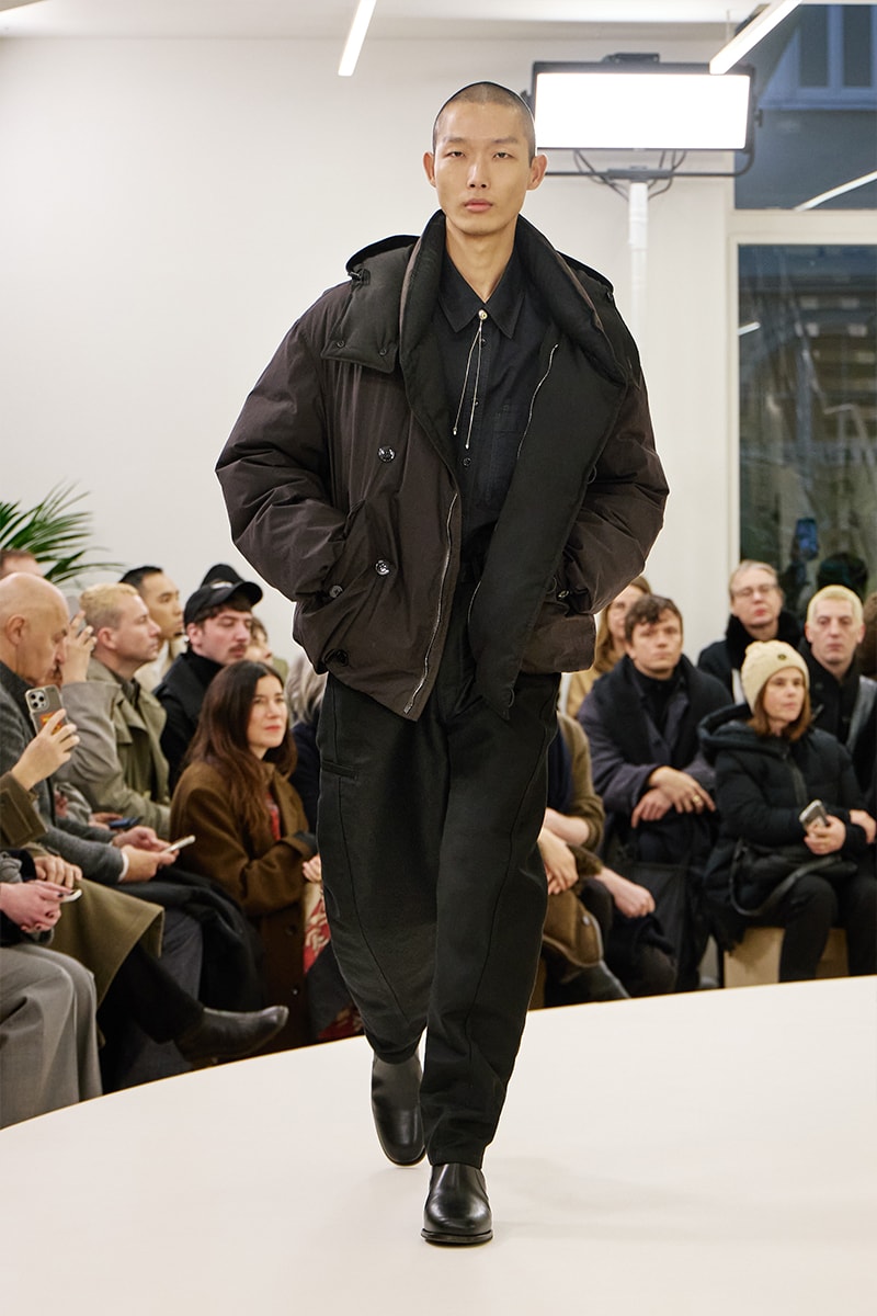 ルメール 2024年秋冬コレクション Lemaire Fall Winter 2024 Paris Fashion Week menswear Christophe Lemaire runway show LEMAIRE FW24 Is All About Ethereal Elegance sarah-linh tran 