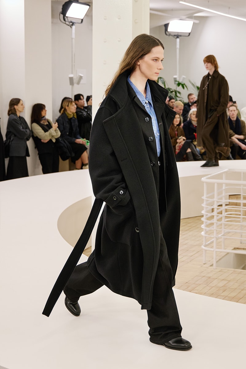 ルメール 2024年秋冬コレクション Lemaire Fall Winter 2024 Paris Fashion Week menswear Christophe Lemaire runway show LEMAIRE FW24 Is All About Ethereal Elegance sarah-linh tran 
