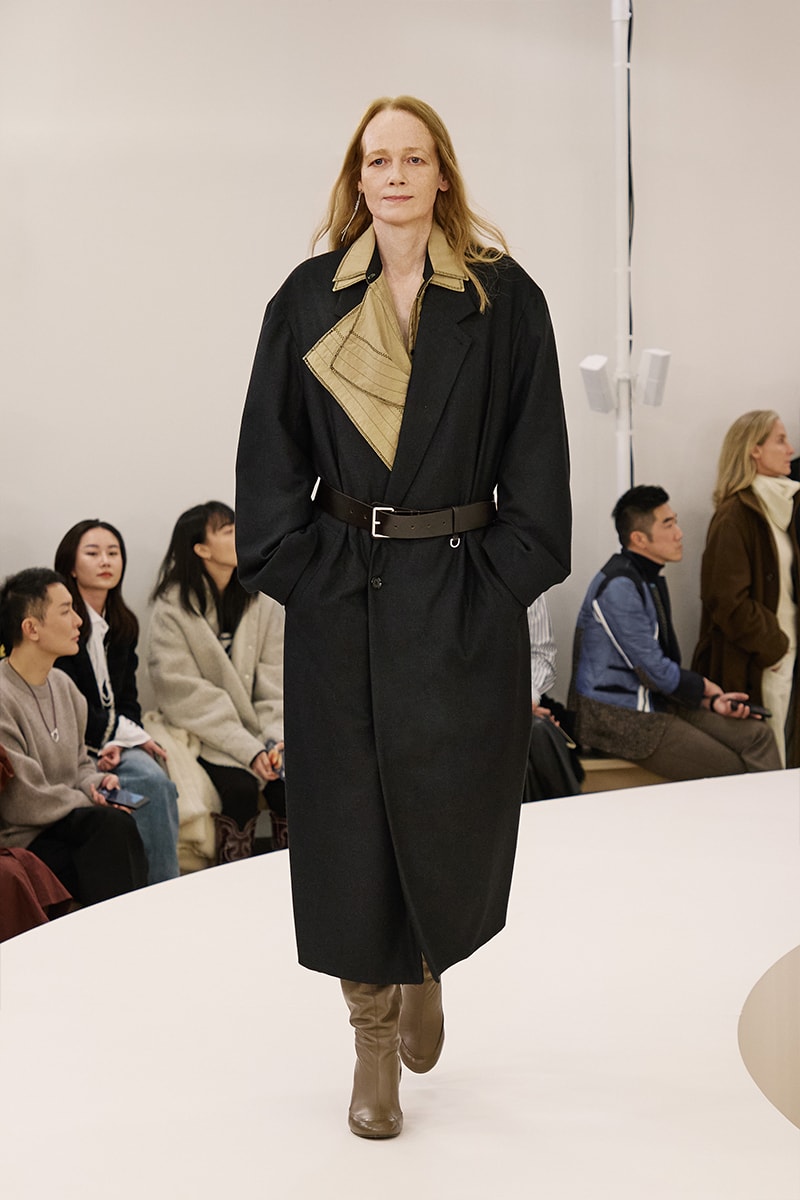 ルメール 2024年秋冬コレクション Lemaire Fall Winter 2024 Paris Fashion Week menswear Christophe Lemaire runway show LEMAIRE FW24 Is All About Ethereal Elegance sarah-linh tran 