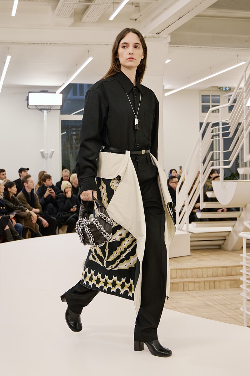 ルメール 2024年秋冬コレクション Lemaire Fall Winter 2024 Paris Fashion Week menswear Christophe Lemaire runway show LEMAIRE FW24 Is All About Ethereal Elegance sarah-linh tran 