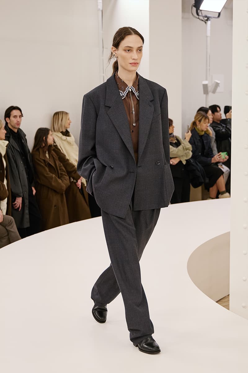 ルメール 2024年秋冬コレクション Lemaire Fall Winter 2024 Paris Fashion Week menswear Christophe Lemaire runway show LEMAIRE FW24 Is All About Ethereal Elegance sarah-linh tran