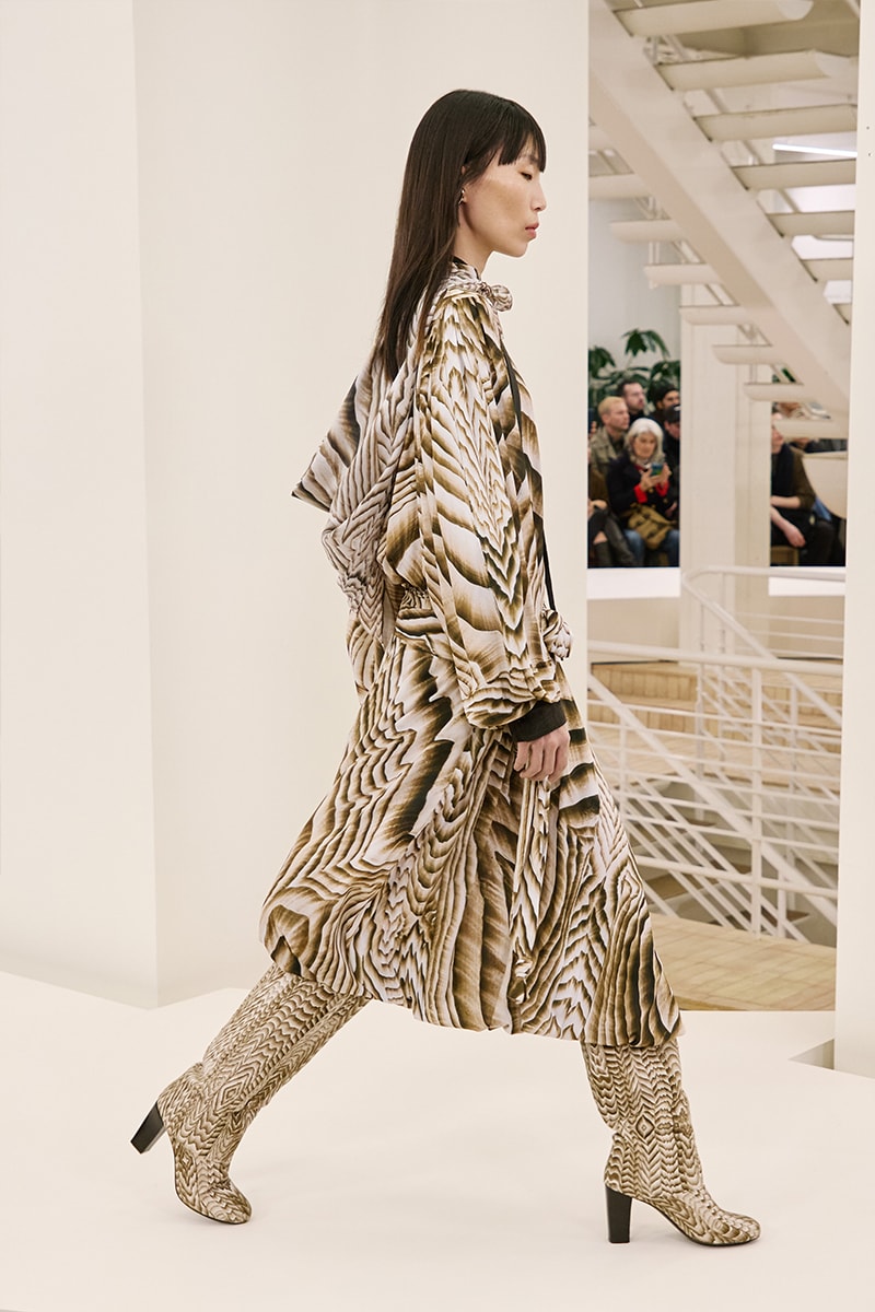 ルメール 2024年秋冬コレクション Lemaire Fall Winter 2024 Paris Fashion Week menswear Christophe Lemaire runway show LEMAIRE FW24 Is All About Ethereal Elegance sarah-linh tran 