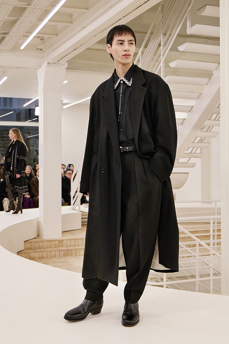 ルメール 2024年秋冬コレクション Lemaire Fall Winter 2024 Paris Fashion Week menswear Christophe Lemaire runway show LEMAIRE FW24 Is All About Ethereal Elegance sarah-linh tran 