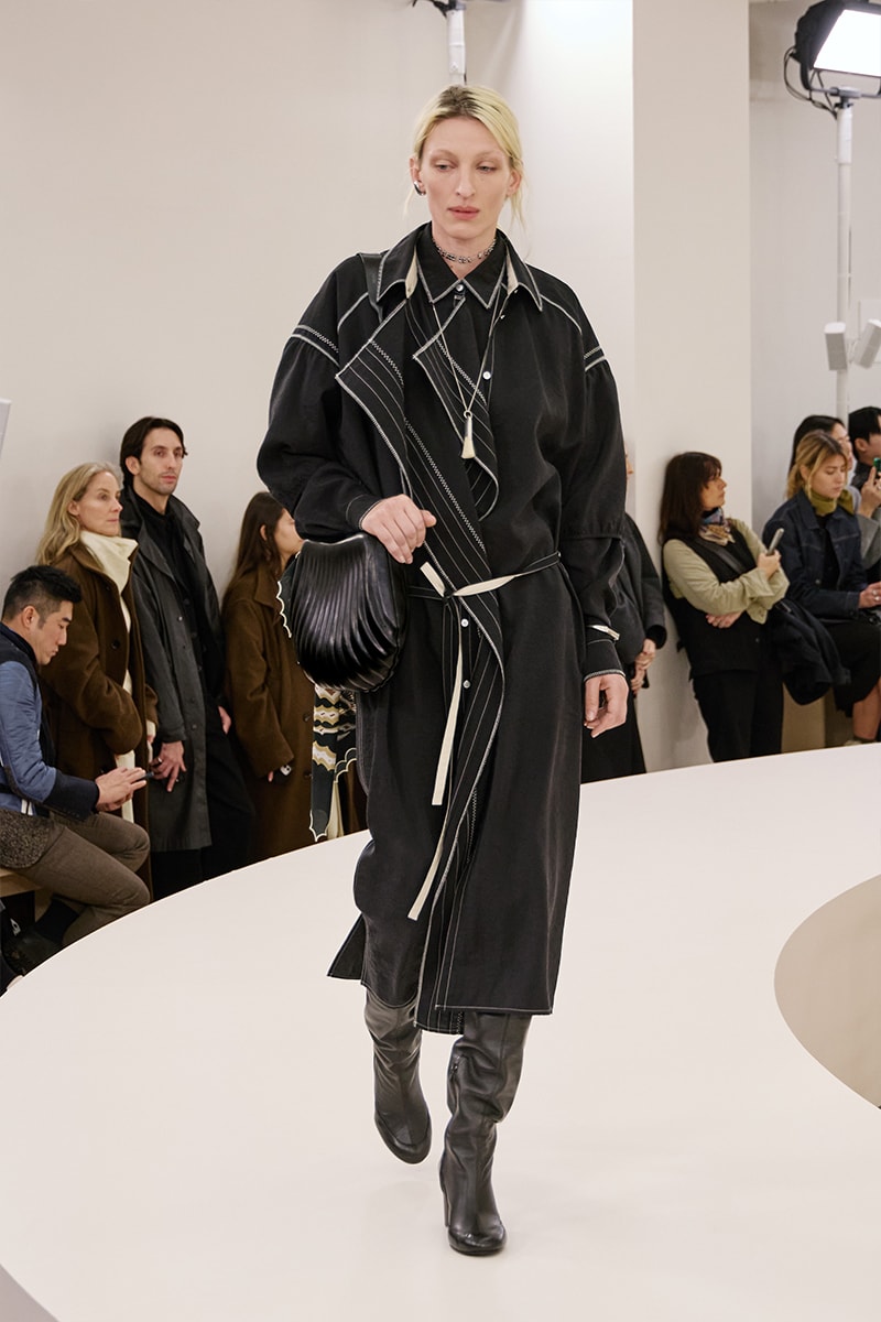 ルメール 2024年秋冬コレクション Lemaire Fall Winter 2024 Paris Fashion Week menswear Christophe Lemaire runway show LEMAIRE FW24 Is All About Ethereal Elegance sarah-linh tran 