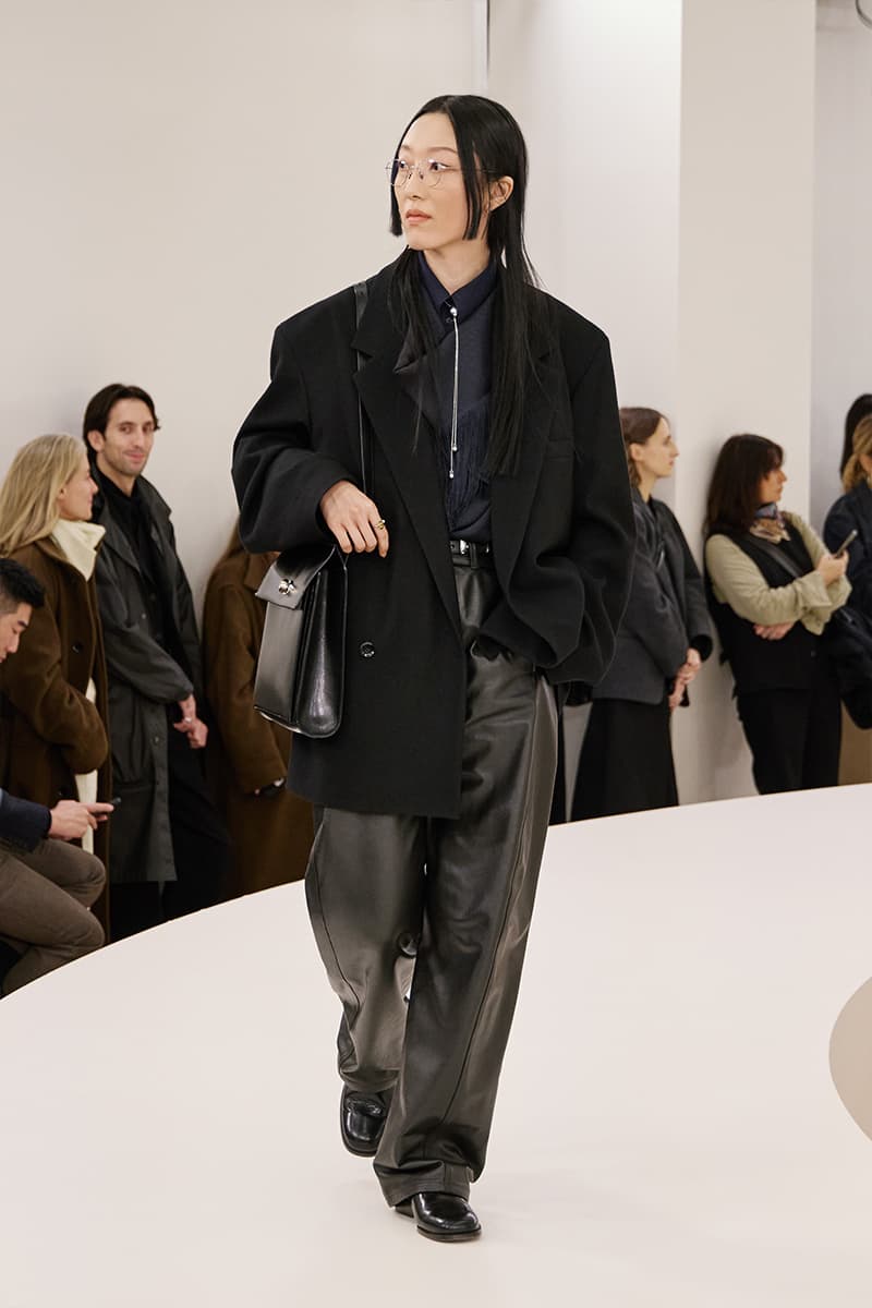 ルメール 2024年秋冬コレクション Lemaire Fall Winter 2024 Paris Fashion Week menswear Christophe Lemaire runway show LEMAIRE FW24 Is All About Ethereal Elegance sarah-linh tran