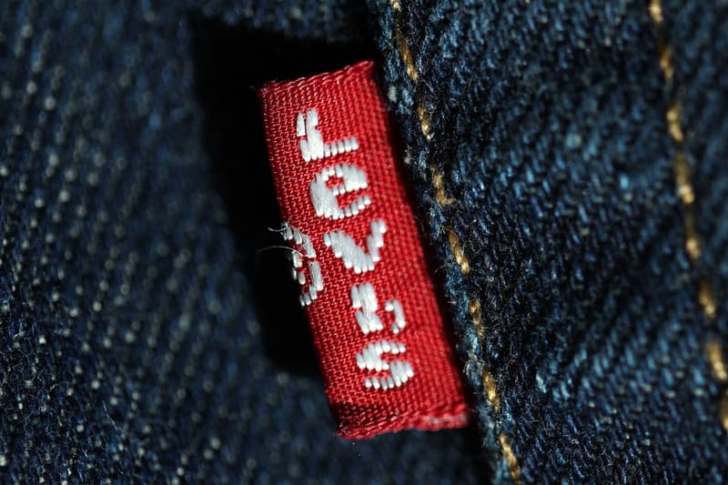 リーバイスが製品の“タブ”をめぐりブルネロ クチネリを商標権侵害で提訴 Levi's Files Lawsuit Against Brunello Cucinelli Over "Infringing" Tabs