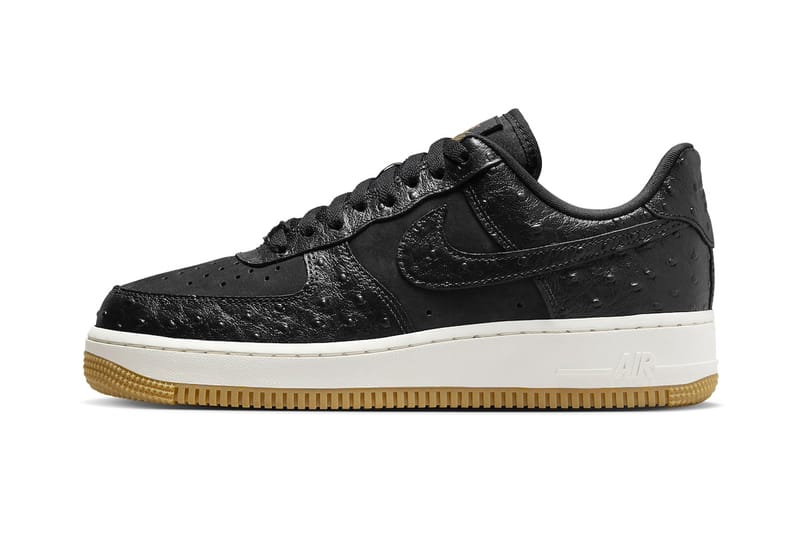 Nike からアッパーをブラックで統一した Air Force 1 “Black Ostrich” が登場