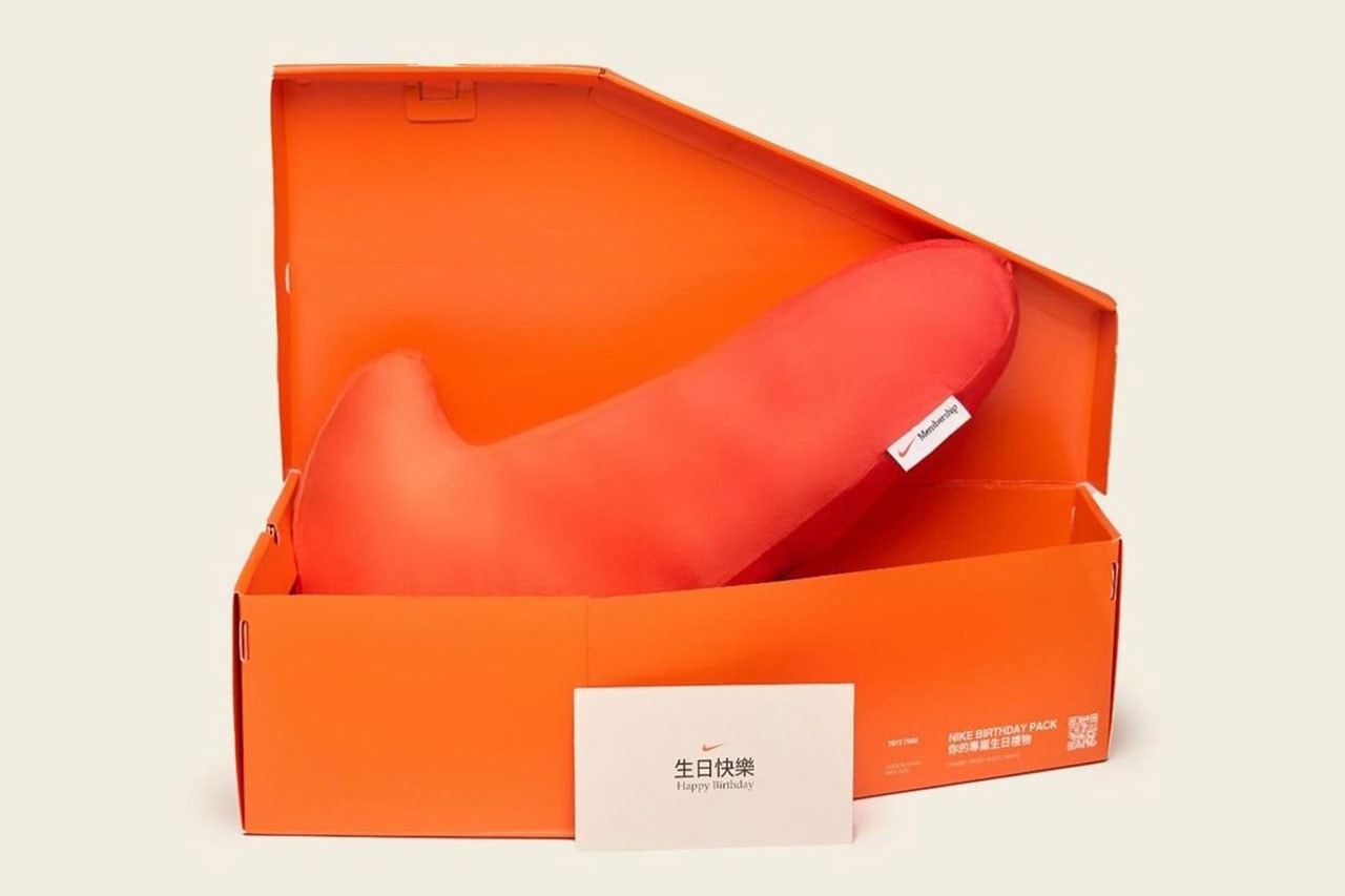 ナイキがノベルティグッズとして展開するスウッシュ型ピローをチェック Sleep With The Swoosh: Nike Unveils "Birthday Pillow Gift Box" hong kong exclusive china asia japan united states us shipping price usd drop