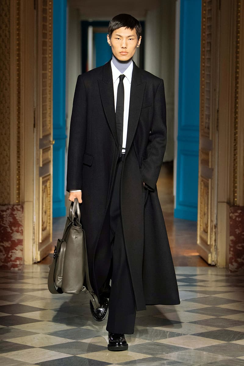 ヴァレンティノ 2024年秋冬コレクション Valentino Fall Winter 2024 Paris Fashion Week menswear runway show Pierpaolo Piccioli le ciel menswear color liberates masculinity blue pink