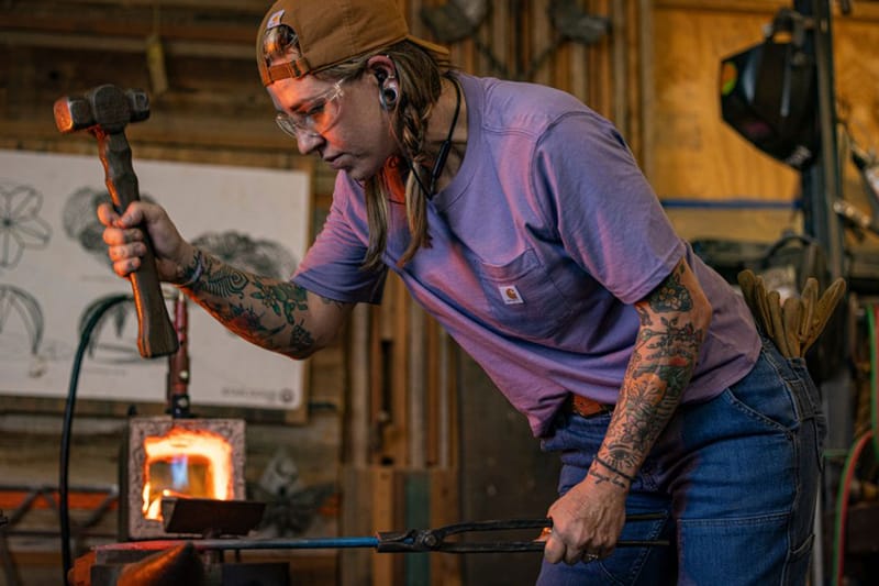 Carhartt が初となるウィメンズワークウェアのカプセルコレクションを発売