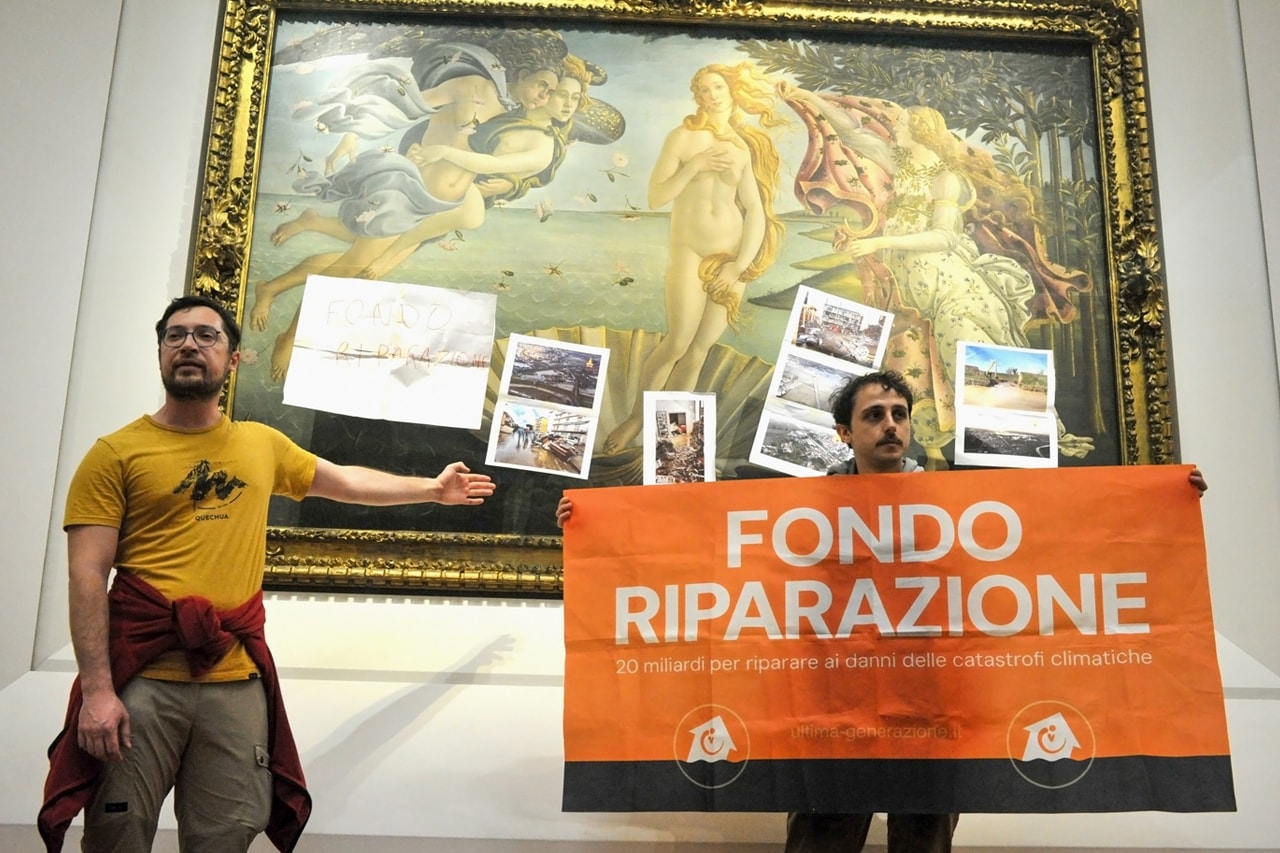 環境活動家が“ビーナスの誕生”に洪水被害の写真を貼り付けて抗議 Uffizi Gallery The Birth of Venus Climate Protest 