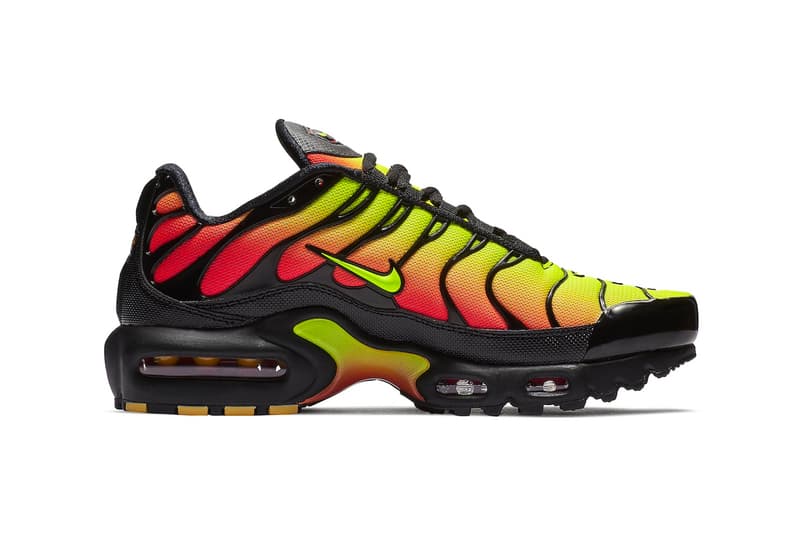 ナイキからエアマックスプラス“ボルト/ソーラーレッド”が約6年ぶりに復活 Nike Air Max Plus "Volt/Solar Red" Slated To Return Late This Year AQ9979-001 black volt solar red swoosh technical shoe vibrant neon