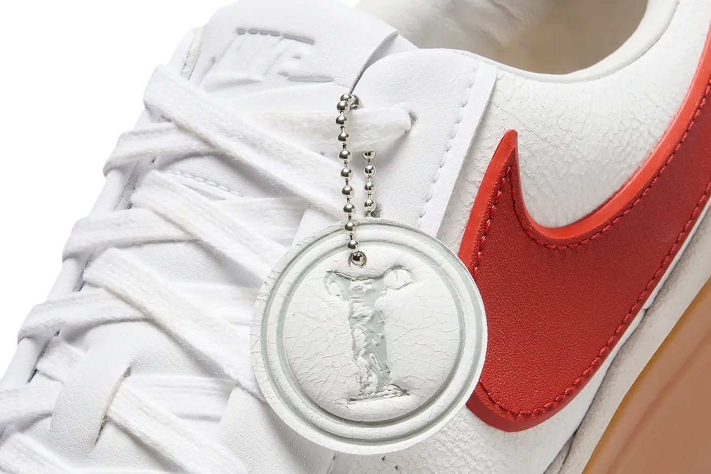 ナイキから立体的なスウッシュを備えた新型モデル ブレザーファントムローが登場 Official Look Nike Blazer Phantom Low in "White/Red" FN5820-100 goddess of victory low-top shoes hangtag sneakers