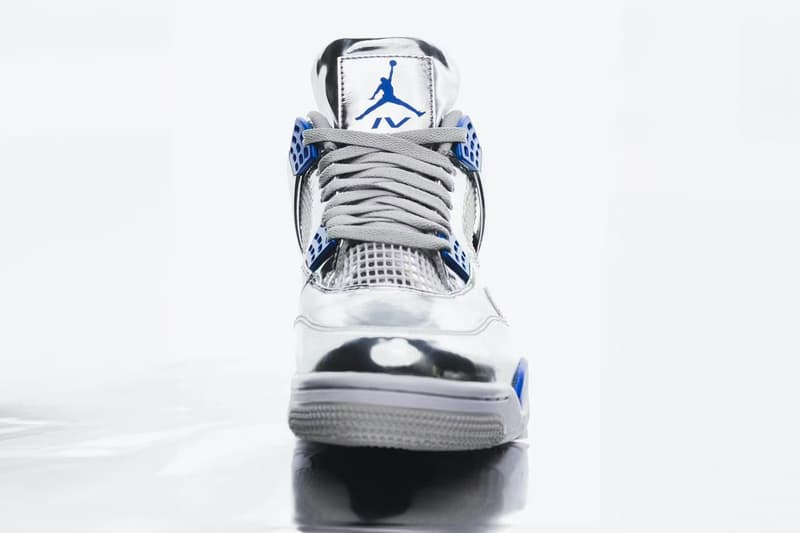 アッシャーが NFL スーパーボウル ハーフタイムショーで Air Jordan 4 の特注モデルを着用 usher super bowl lviii 58 halftime show custom air jordan brand sneakers 4 the shoe surgeon silver blue photos information