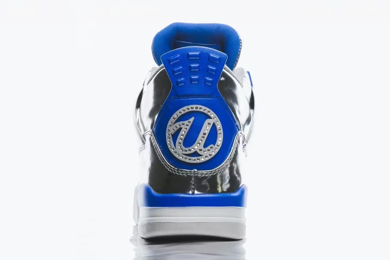 アッシャーが NFL スーパーボウル ハーフタイムショーで Air Jordan 4 の特注モデルを着用 usher super bowl lviii 58 halftime show custom air jordan brand sneakers 4 the shoe surgeon silver blue photos information