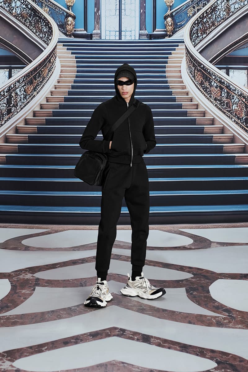 バレンシアガが2024年夏シーズンのキャンペーンビジュアルを公開 Balenciaga Summer 2024 Campaign Images Demna Jitka Hanzlová