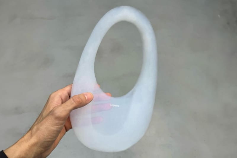 Coperni が99%空気でできた新作 Swipe Bag をお披露目