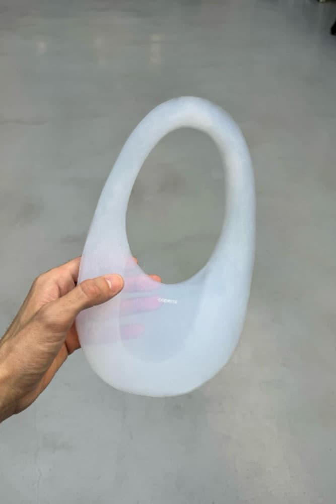 コペルニが99%空気でできた新作スワイプバッグをお披露目 Coperni Rides the Wind With Its Air Swipe Bag Fashion