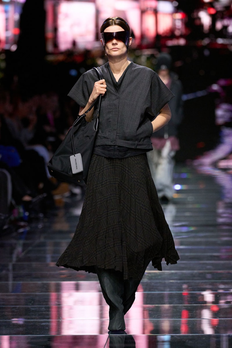 Balenciaga 2024年ウィンターコレクション Demna Does It All for the Clicks in Balenciaga FW24 Fall Winter Paris Fashion Week Collection milan runway 