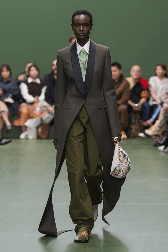 ロエベ 2024年秋冬コレクション LOEWE Fall Winter 2024 Paris Fashion Week menswear womenswear Jonathan Anderson runway show